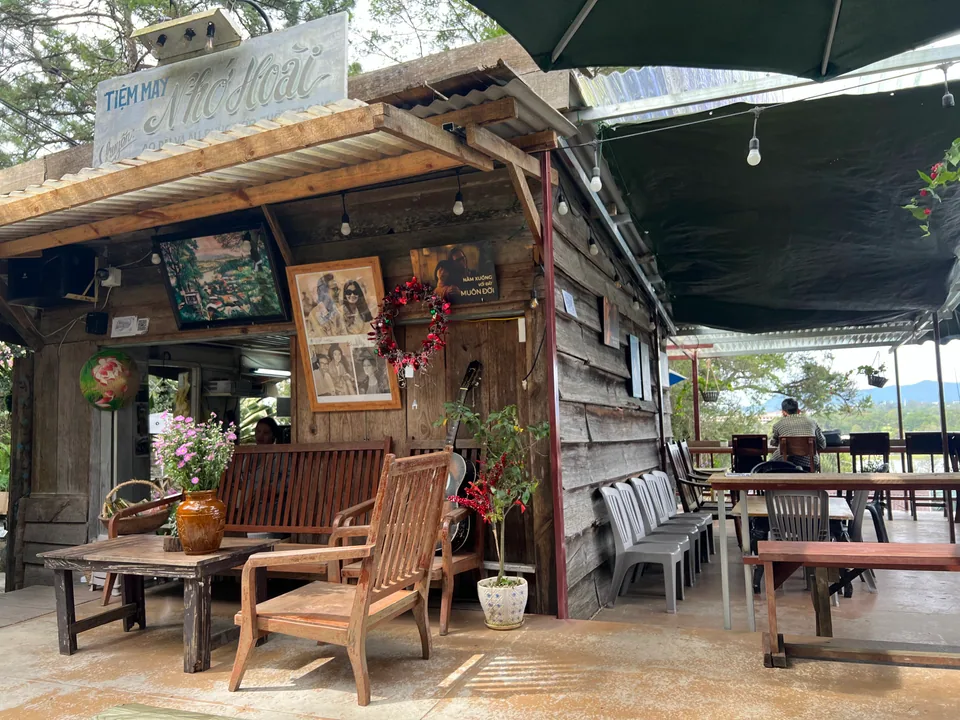 Mặt tiền Cà phê Tiệm may Nhớ Hoài — biển hiệu cũ và cửa kính phủ sương Đà Lạt