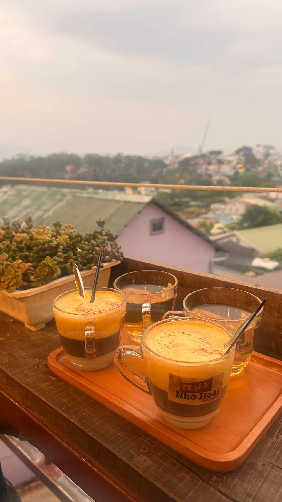 Máy may con bướm nguyên bản đặt giữa quầy như một di vật của tiệm cũ